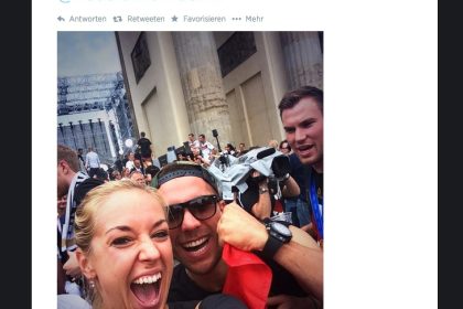 Sabine Lisicki mit Lukas Podolski feiert auf Fanmeile in Berlin mit