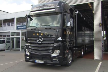 Mit diesem offenen Truck fahren die Weltmeister zur Fanmeile Berlin (Video des Trucks)