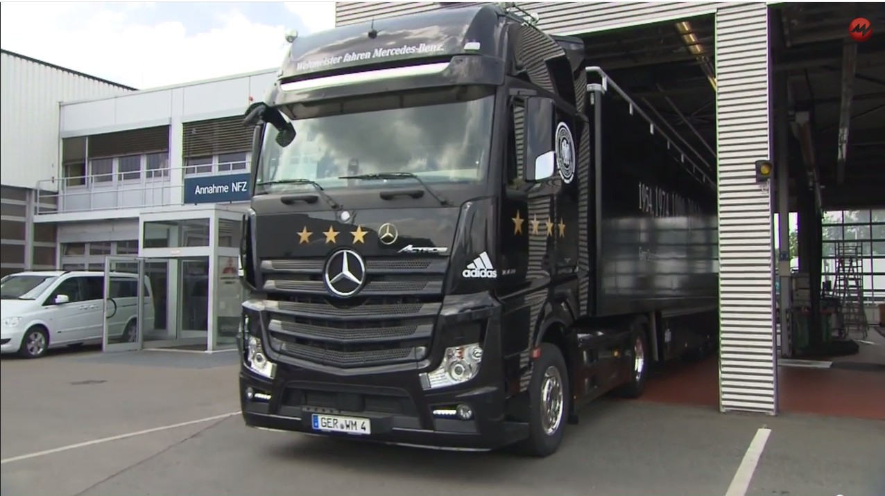 Mit diesem offenen Truck fahren die Weltmeister zur Fanmeile Berlin (Video des Trucks)