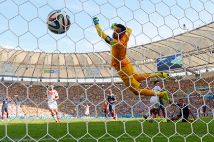 Deutschland gegen Frankreich: Tor durch Mats Hummels schießt Deutschland in die Führung (Video)