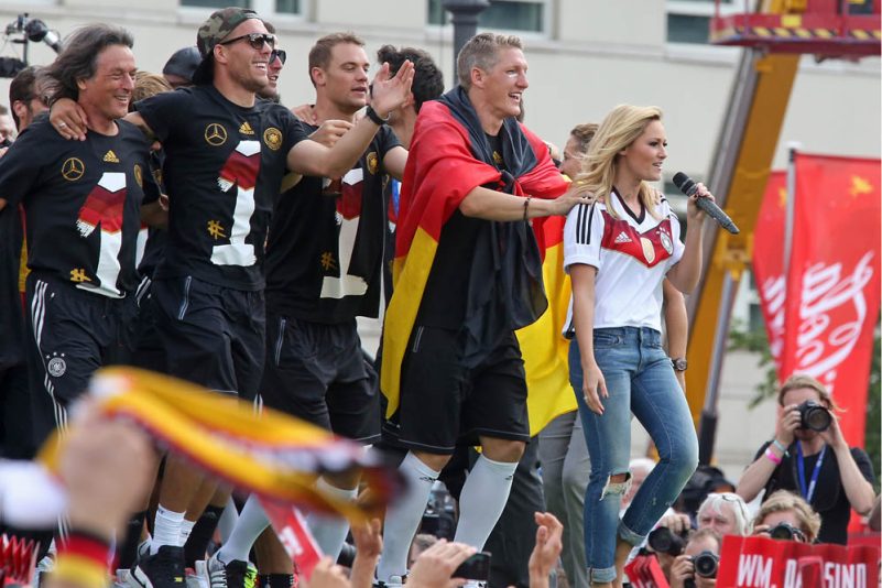 Singen Sie mit: SONGTEXT der WM-Version „Atemlos durch die Nacht“ von Helene Fischer