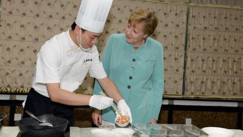 Was man in China im Internet über Merkels Marktbesuch und Kochkurs sagt