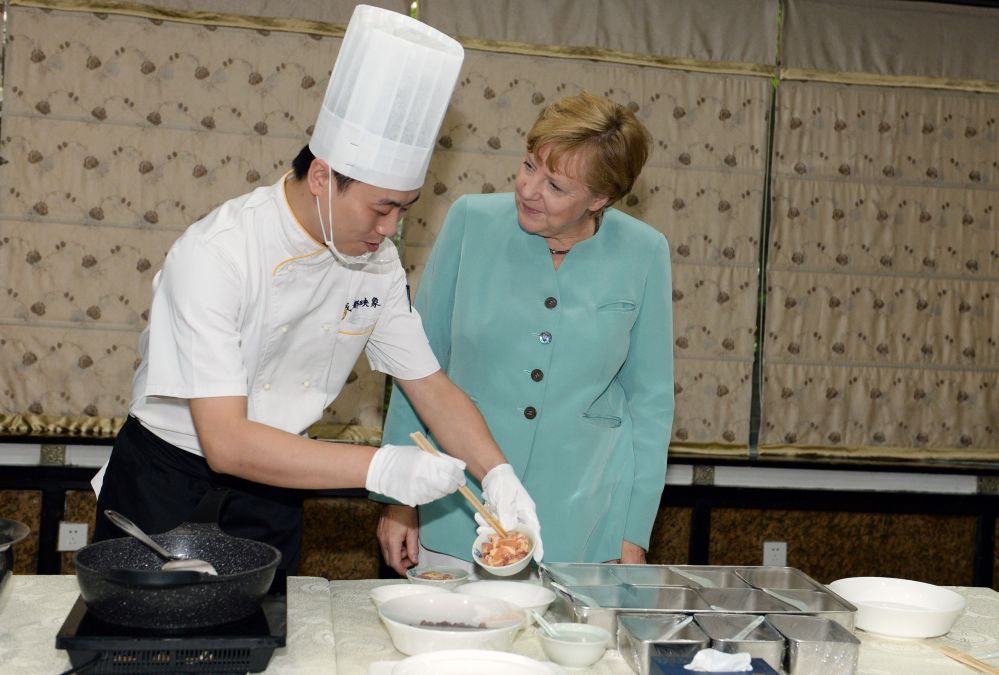 Was man in China im Internet über Merkels Marktbesuch und Kochkurs sagt
