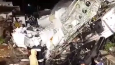 Notlandung bei Taifun mißglückt: Flugzeug explodiert in Taiwan – 51 Tote (VIDEO)