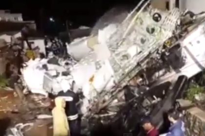 Notlandung bei Taifun mißglückt: Flugzeug explodiert in Taiwan – 51 Tote (VIDEO)