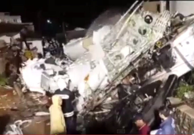 Notlandung bei Taifun mißglückt: Flugzeug explodiert in Taiwan – 51 Tote (VIDEO)