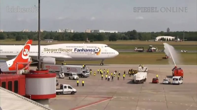 „Siegerflieger der Fanhansa“  mit WM-Sieger-Elf in Berlin gelandet (Update Video)