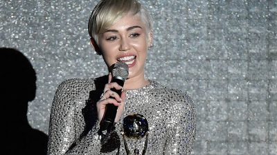 Miley Cyrus weint im Fernsehen um ihren toten Hund Floyd