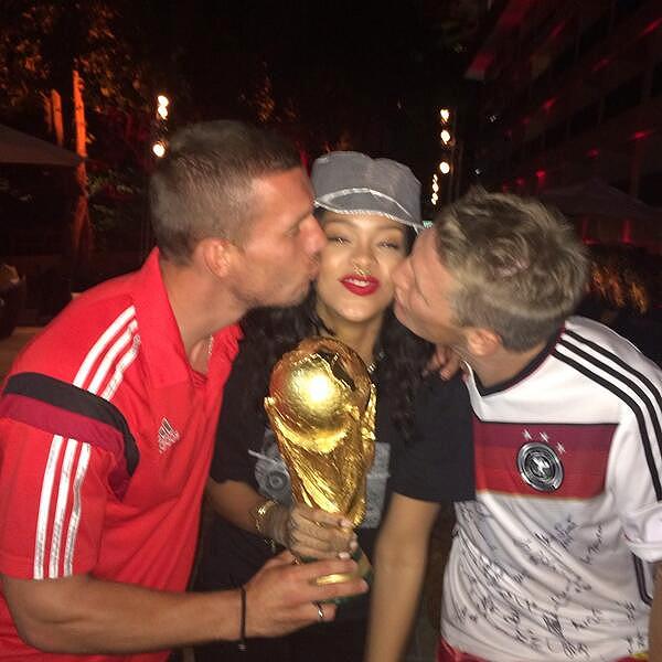 Prominente beglückwünschen die WM-Weltmeister: Rihanna, Beckham, Pelé, Kaká, Gisele Bündchen und Co  (Fotos)