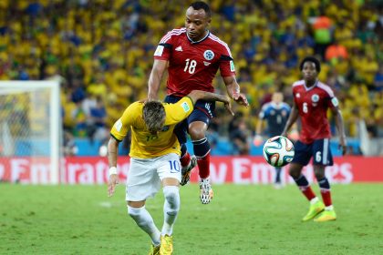 Brutales Faul von Juan Zuniga an Neymar: Neymar erleidet Wirbelbruch (Video und Fotos)