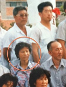 Wang Shuhua (Frau im Kreis) ist Zhou Yongkangs Ex-Frau. Gerüchten zufolge, in Chinas staatlichen Medien berichtet,  soll sie durch einen von Zhou angeordneten Autounfall ermordet worden sein.