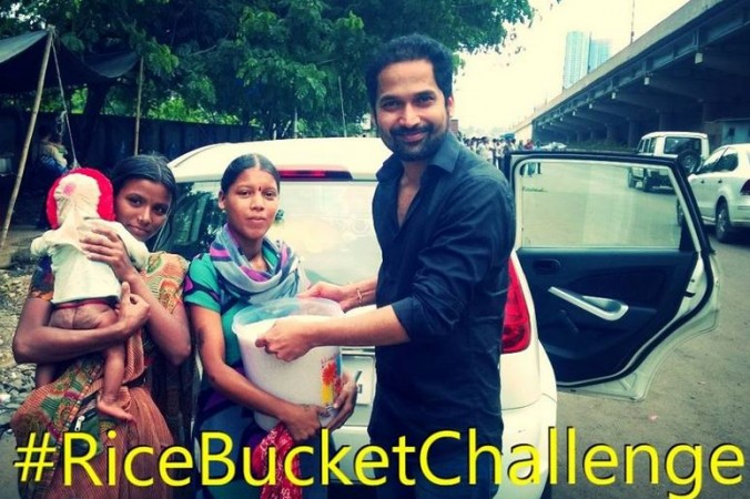 Das ist Indiens Antwort auf „Ice Bucket Challenge“: „Rice Bucket Challenge“!