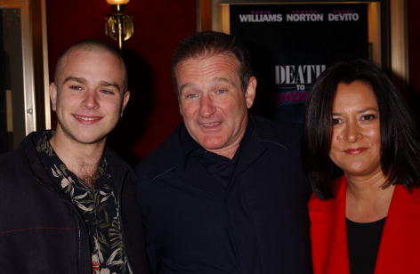 Robin Williams mit seinem Sohn Zack und Frau Marsha bei der Premiere von "Death To Smoochy" im Ziegfeld Theater in New York City.