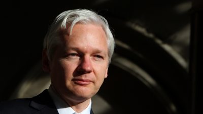 VIDEO Assange: Clinton-Stiftung und IS aus gleicher Quelle finanziert – Trumps Wahlsieg wird nicht zugelassen