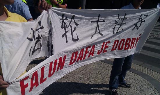 Ein Banner von Falun Gong wurde zerrissen