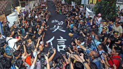 Freie Wahlen in Hongkong fordert „Occupy Central“ Demonstration mit schwarzen Fahnen