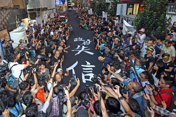 Freie Wahlen in Hongkong fordert „Occupy Central“ Demonstration mit schwarzen Fahnen