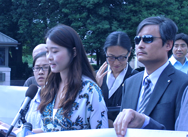 Grace Gege Gen, Tochter des Menschenrechtsanwalts Gao Zhisheng, bei der Pressekonferenz am 17. September außerhalb des Capitols in Washington, D.C. Neben ihr der  blinde Anwalt und Bürgerrechtler Chen Guangcheng.