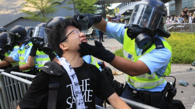 Hongkong Protest – Polizist bittet Demonstranten: „Verzeiht mir, dem Feigling!“