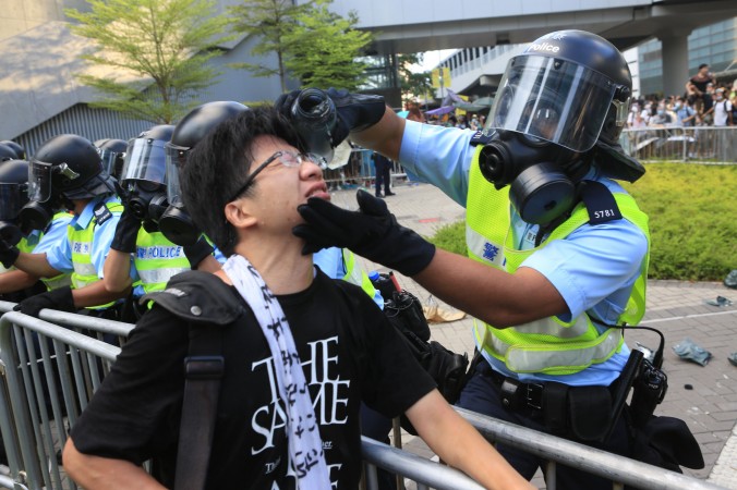 Hongkong Protest – Polizist bittet Demonstranten: „Verzeiht mir, dem Feigling!“