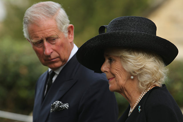 Prinz Charles und Camilla, Herzogin von Cornwall nahmen an der Beisetzung von Deborah, Herzogin von Devonshire, am 2. Oktober 2014 in Chatsworth in England teil.