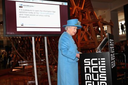 Königin Elizabeth II schickt ihren ersten Tweet
