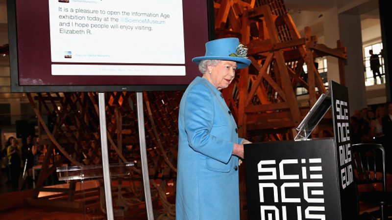 Königin Elizabeth II schickt ihren ersten Tweet