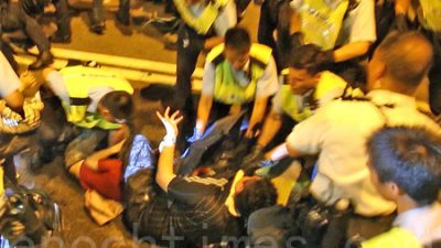 Gewalt in Hongkong: Polizei räumt Demonstrationsorte mit Pfefferspray und Schlagstöcken (VIDEO)