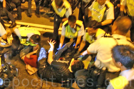 Gewalt in Hongkong: Polizei räumt Demonstrationsorte mit Pfefferspray und Schlagstöcken (VIDEO)