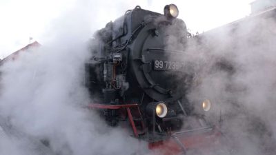 Mann im Bahnhof von Trier durch historische Dampflok schwer verletzt