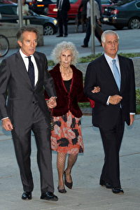 Noch im Oktober war die Herzogin in Madrid rüstig unterwegs zum Theater, hier mit Ehemann Alfonso Diez (Links) und dem Duke of Huescar, Carlos Martinez de Irujo (Rechts)