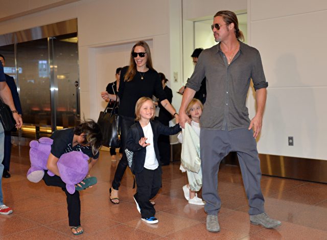 US Filmstars Brad Pitt (R) und Angelina Jolie (C), begleitet von einigen ihrer Kinder, am Haneda International Airport in Tokio am 28. Juli 2013.