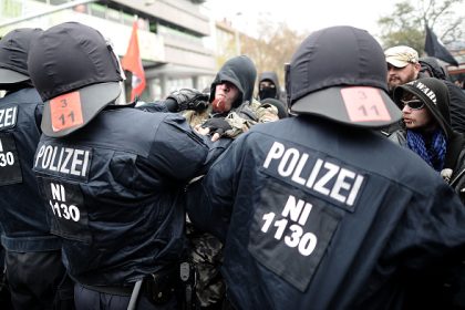 Live-Stream: Video Hooligans gegen Salafisten-Demo, Polizei war gut vorbereitet