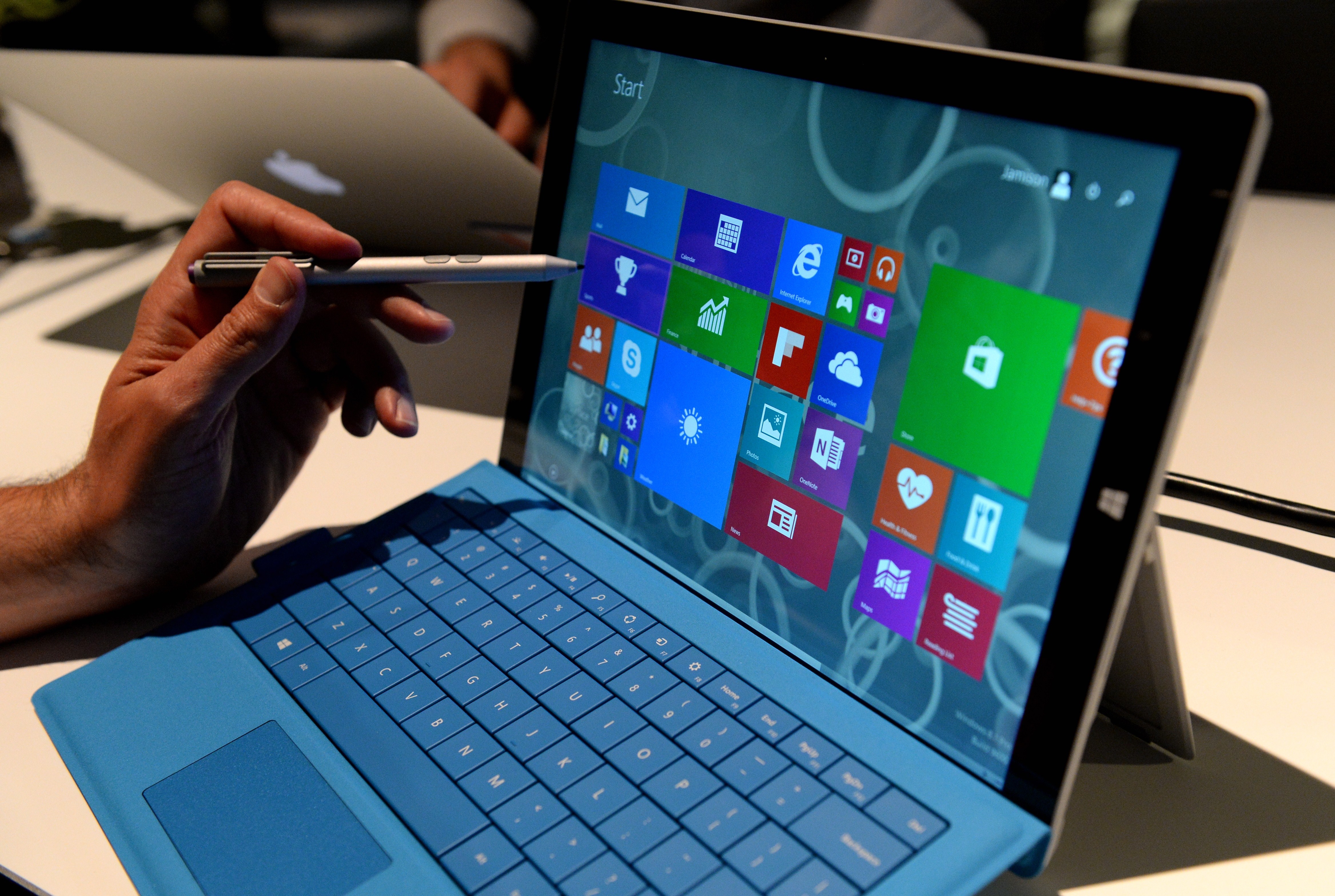 Microsoft Surface Pro könnte bald Apples MacBook Air überholen