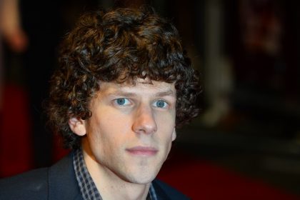Musste Jesse Eisenberg für Batman vs Superman Haare lassen?