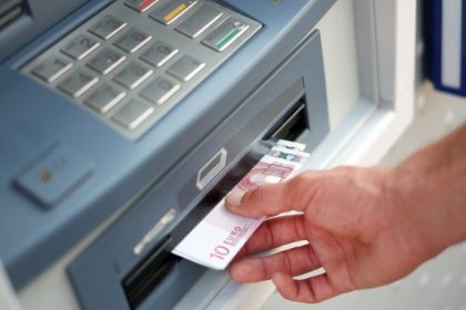 Negativzinsen: Commerzbank zieht nach – Sparer könnten knallhart zurückschlagen und Geld abheben