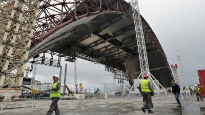 EU-Hilfe: Neue Schutzhülle für Atomkraftwerk Tschernobyl wird installiert