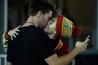 Miley Cyrus Schwangerschafts-Gerüchte: Kind mit Patrick Schwarzenegger ist unterwegs, behauptet ein Bericht