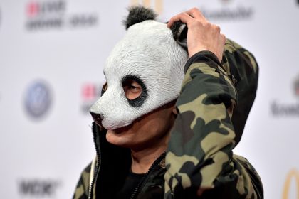 Cro gewinnt doppelt (Album/Single): “Die 1Live Krone 2014 – Radio Award” Die besten der Besten in Deutschland, die Gewinner: Kraftklub, Marteria, Kollegah, Cluesco,  Apecrime, Cro, Bülent Ceylan, Joko & Klaas