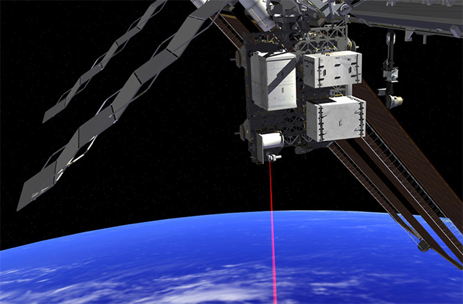 UFO Sichtung – Rote Leucht-Kugel mit Laserstrahl nahe der ISS: UFO oder Kommunikationssystem?