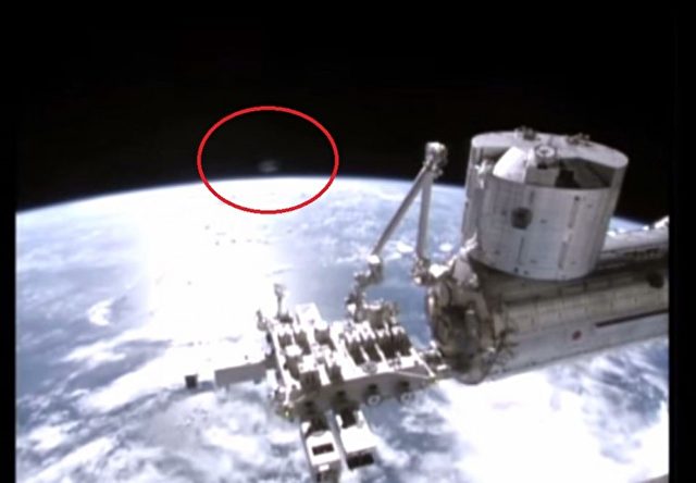 Vor ein paar Wochen ist eine Video-Aufnahme der NASA durchgesickert, die einen unscheinbaren kreisförmigen weißen Fleck über der ISS zeigt. Der Fleck wurde in dem Foto unten mit einem roten Kreis hervorgehoben.