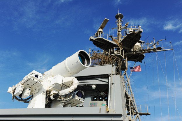 Hochenergie-Laser-Kanone der US Navy erfolgreich gegen Drohne getestet – Verstoß gegen Genfer Konventionen vermeidbar? (Video)