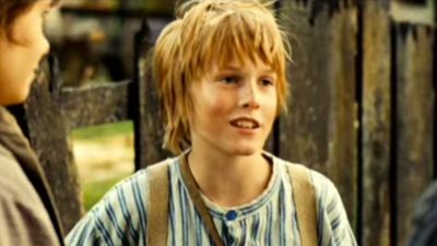 „Tom Sawyer“ im Live-Stream heute, 20.12., Heike Makatsch, Louis Hoffmann, Regie: Hermine Huntgeburth