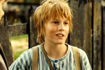 “Tom Sawyer” im Live-Stream heute, 20.12., Heike Makatsch, Louis Hoffmann, Regie: Hermine Huntgeburth