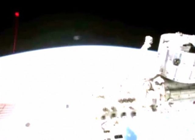Eine Darstellung des an der ISS montierten OPALS-Systems, während des Betriebs.