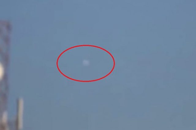Eine Bild eines angeblichen UFOs in der Nähe des Vulkans am Dez. 12