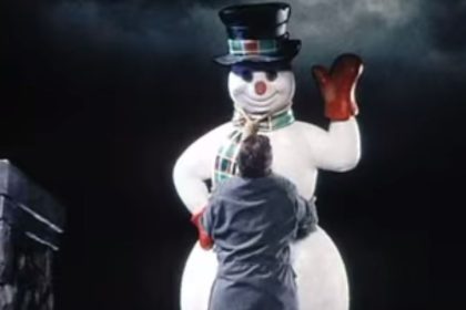 Nach John Grisham-Roman “Verrückte Weihnachten” im Live-Stream heute, 20.12., Dan Aykroyd, Jamie Lee Curtis, Tim Allen