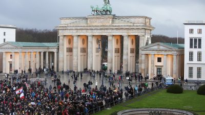 Pegida-Demo und die Gegen-Demos in Deutschland sind bunt oder schalten das Licht aus