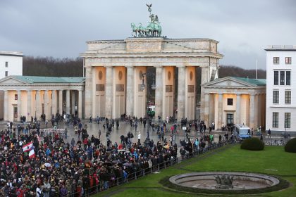 Pegida-Demo und die Gegen-Demos in Deutschland sind bunt oder schalten das Licht aus