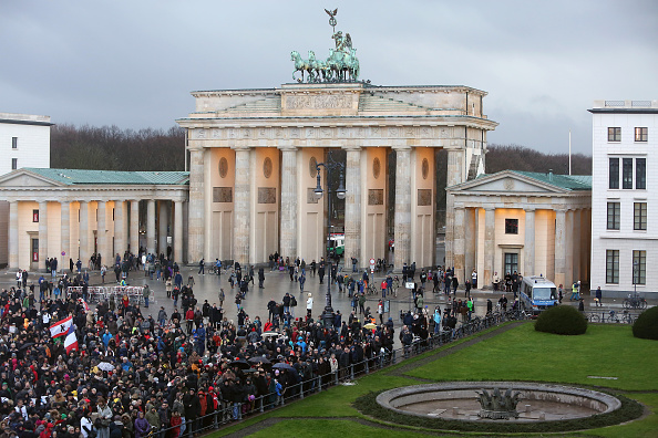 Pegida-Demo und die Gegen-Demos in Deutschland sind bunt oder schalten das Licht aus